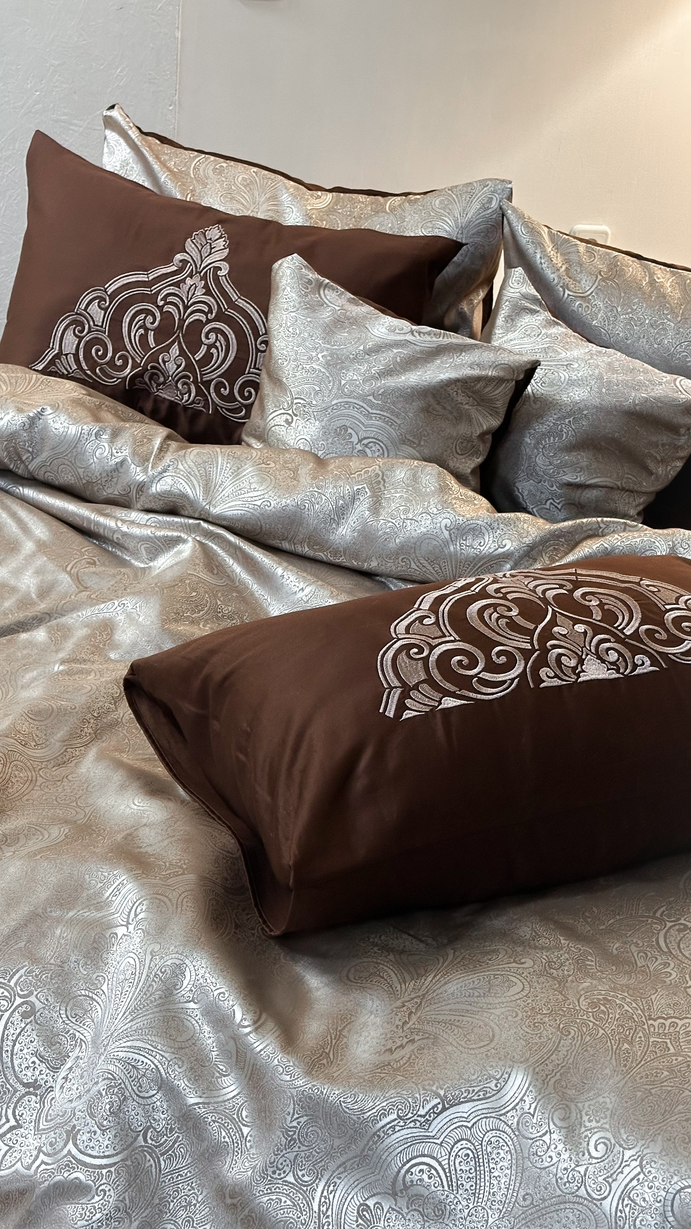 Jacquard & Cotton Sateen With Embroidery Bedding Set - Chocolate